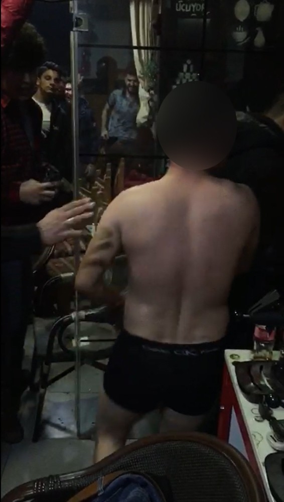 Derbi Sevinci Yaşayan Çıplak Taraftar Görenleri Şaşırttı