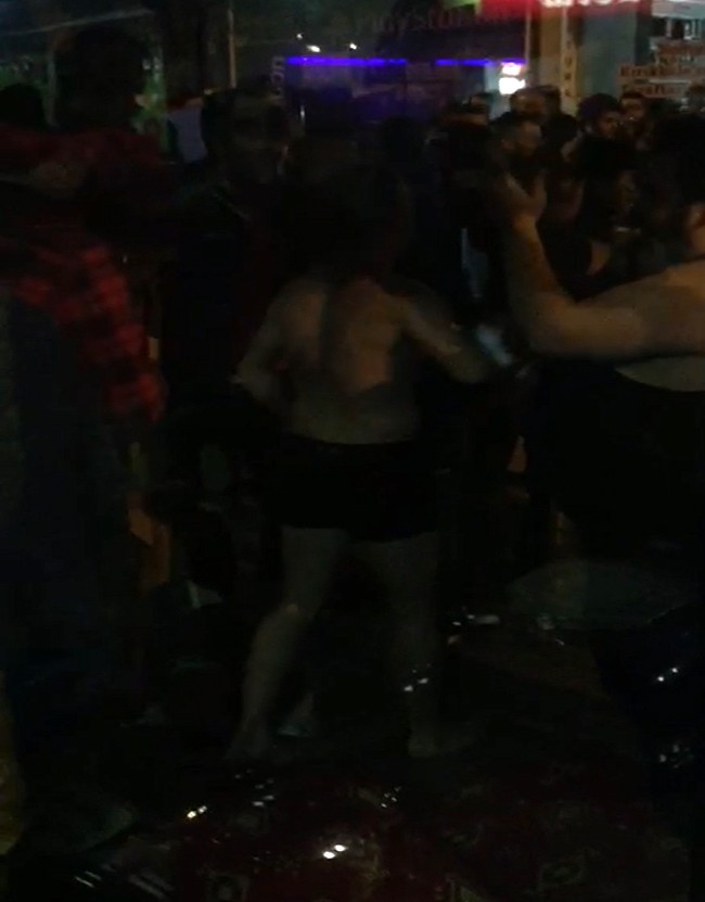 Derbi Sevinci Yaşayan Çıplak Taraftar Görenleri Şaşırttı