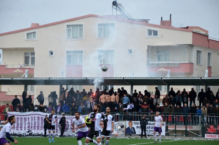 Maçtan Sonra Saha Karıştı, Futbolcular Birbirine Girdi