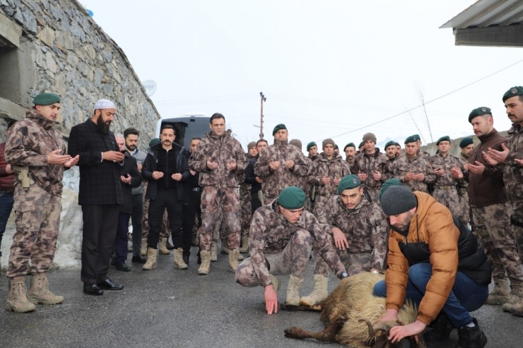 Hakkari Özel Harekat Polislerine Dualar Eşliğinde Çığ Eğitimi