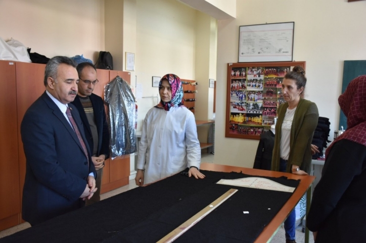 Halk Eğitim Merkezi Kursiyerleri Yeteneklerini Ortaya Koyuyor