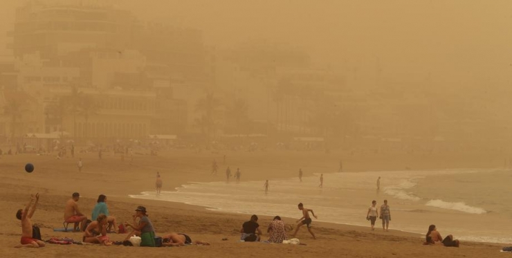Kanarya Adaları’nda Kum Fırtınası Gökyüzünü Turuncuya Bürüdü