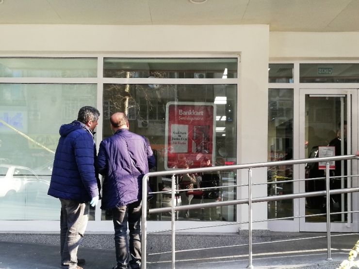 Bankanın Camına Kurşun İsabet Etti