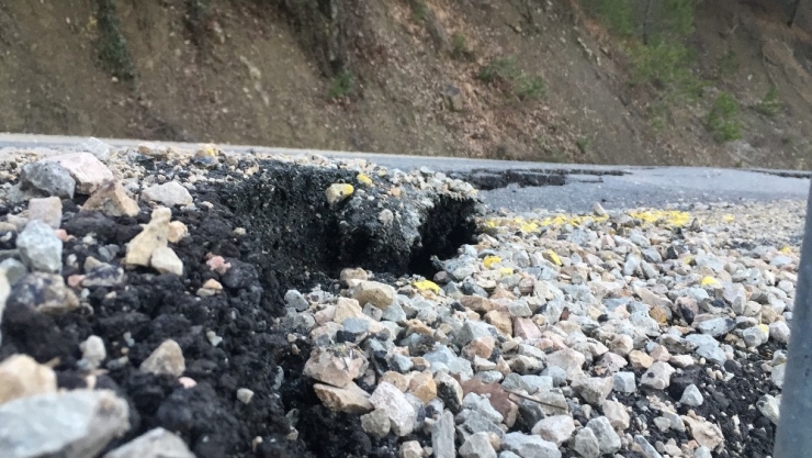 Kar Yağışının Ardından Karayolunda Çökme Meydana Geldi