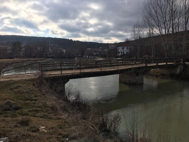 Yıllardır Yapılmayan Köprü Tedirgin Ediyor