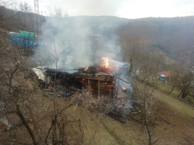 İki Katlı Ahşap Ev Yangında Küle Döndü