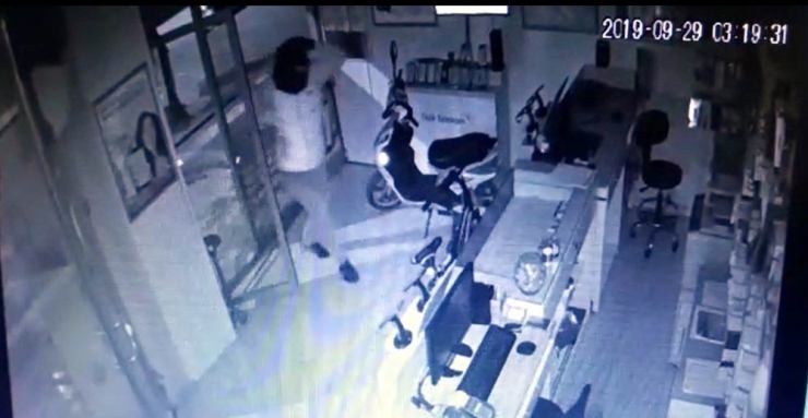 Kar Maskesi Taktı Ama Polisten Kaçamadı