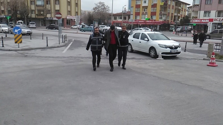 Kuyumcudan Yaklaşık 200 Bilezik Ve 40 Bin Tl Çalan Şüpheliler Yakalandı