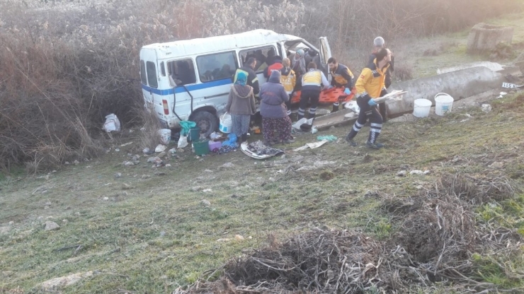 Manisa’da İşçi Servisi İle Otomobil Çarpıştı: 13 Yaralı