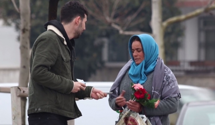 İş Adamı İbrahim Yılmaz Ve Youtuber Emirhan Özhan Seyyar Satıcıların Tezgahlarında Kalanları Satın Aldı