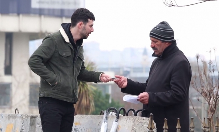 İş Adamı İbrahim Yılmaz Ve Youtuber Emirhan Özhan Seyyar Satıcıların Tezgahlarında Kalanları Satın Aldı