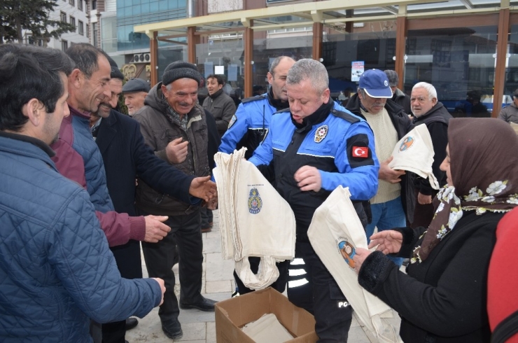 Polislerden Vatandaşlara Bez Çanta