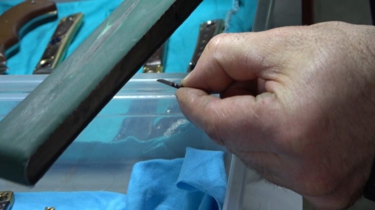 Dünyanın En Küçük Bıçağını Yaptı