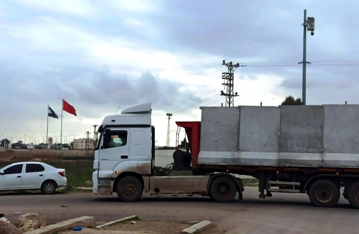 Sınır Hattındaki Karakollara Beton Blok Sevkıyatı Yapılıyor