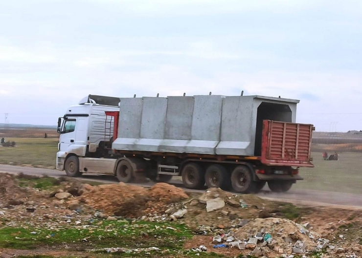 Sınır Hattındaki Karakollara Beton Blok Sevkıyatı Yapılıyor