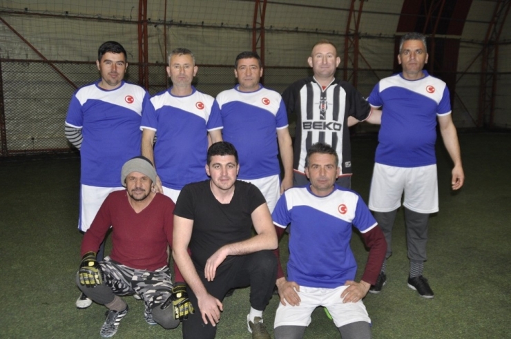 Şuhut’ta Muhtarlar 10 Yıldır Halı Sahada Buluşuyor