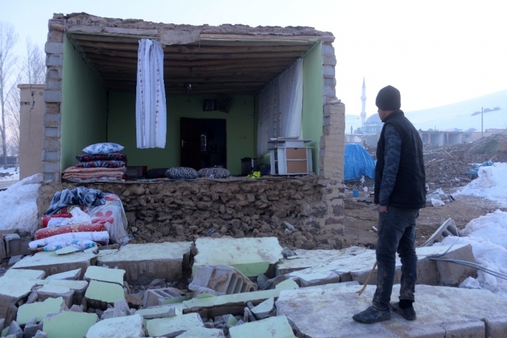 İki Depremin Yaşandığı Köyde Sağlam Ev Kalmadı