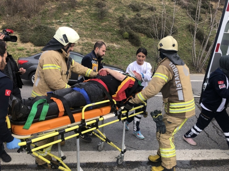 Üsküdar’da Kamyonet Tıra Arkadan Çarptı: 2 Yaralı