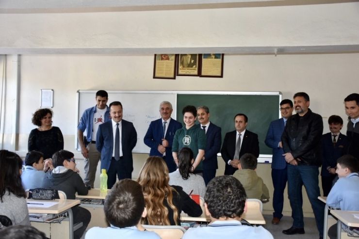 Vali Şentürk Ortaokul Öğrencileri İle Bir Araya Geldi