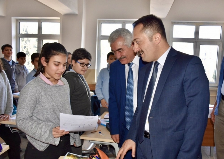 Vali Şentürk Ortaokul Öğrencileri İle Bir Araya Geldi