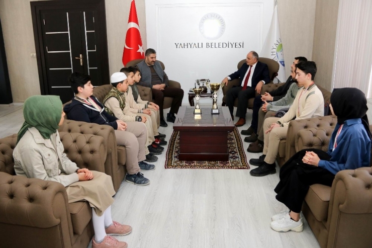 Başkan Öztürk İmam Hatipli Öğrencileri Makamında Kabul Etti