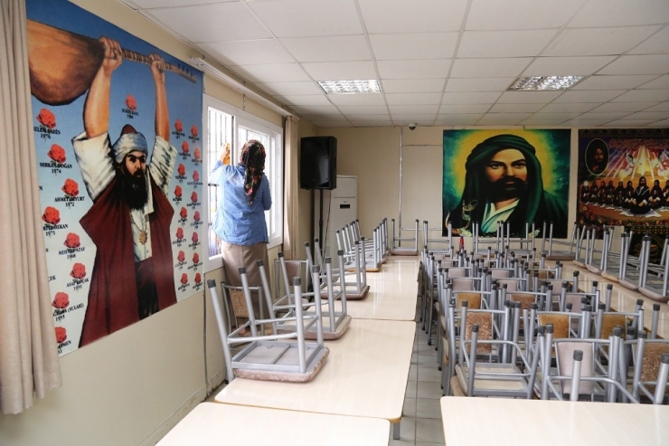 Yüreğir’de İbadethaneler Düzenli Olarak Temizleniyor