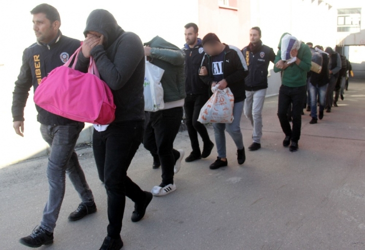 Yardım Bahanesiyle Çadırda Yaşayan Depremzedeyi Bile Dolandırdılar