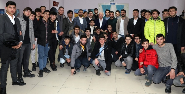 Başkan Sekmen Gençlerle Buluştu