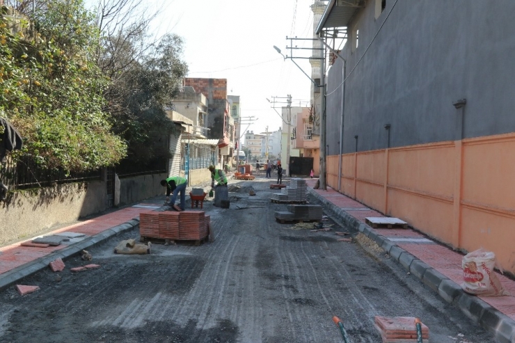 Akdeniz’de Asfalt Ve Kaldırım Çalışmaları Sürüyor