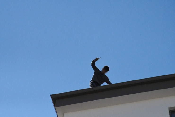 200’e Yakın Suç Kaydı Olan Hükümlü Çatıda İntihar Girişiminde Bulundu