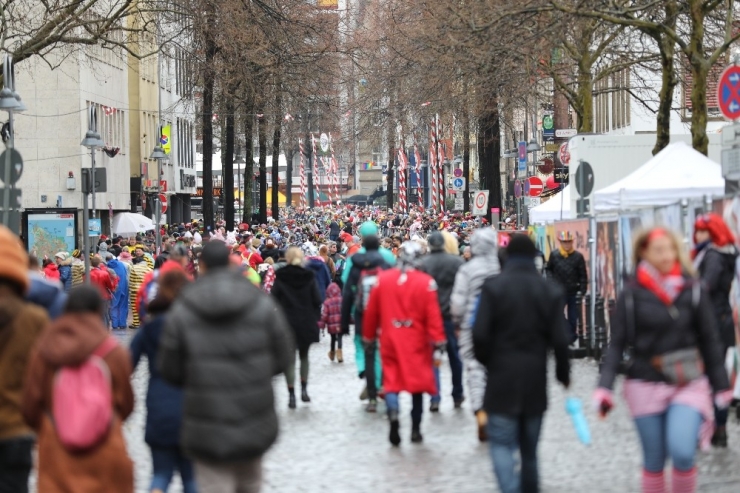 Almanya’daki Karnavalda Hanau Saldırısı Unutulmadı