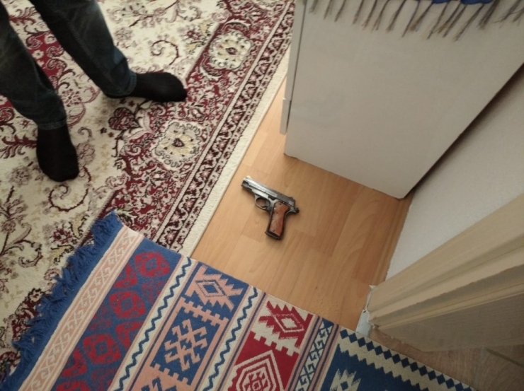 Saklandığı Evde Sıkıştırılan Şüpheli Jandarmaya Silah Doğrulttu
