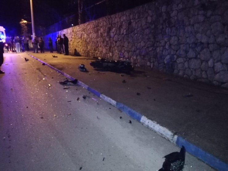 Ters Şeride Giren Otomobilin Motosikletle Çarpıştı: 1 Ölü