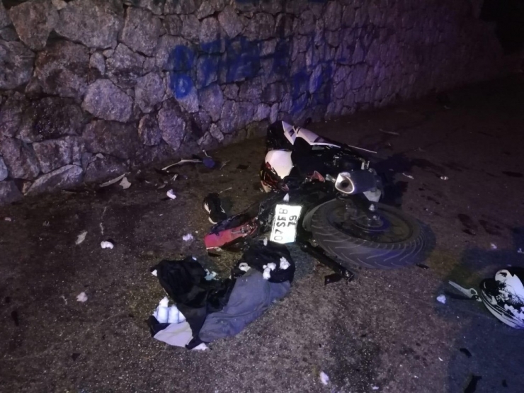 Ters Şeride Giren Otomobilin Motosikletle Çarpıştı: 1 Ölü