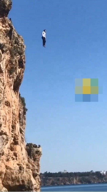 Elbiseleriyle 40 Metreden Denize Atladı, İzleyenler De Alkışladı