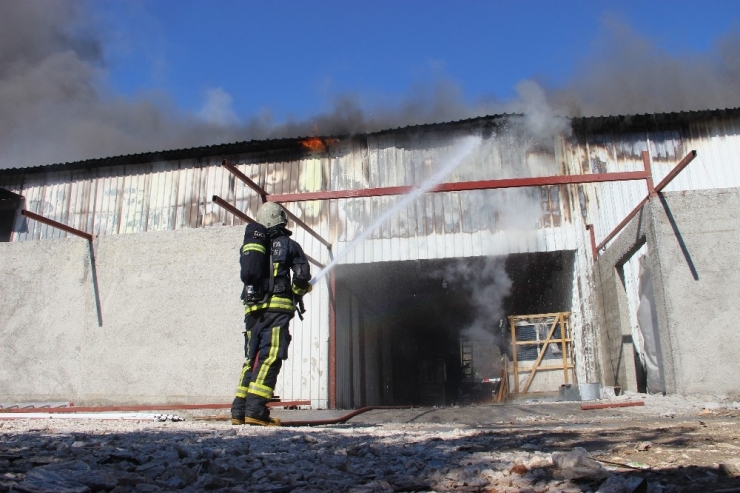 Alanya’da Korkutan Atölye Yangını