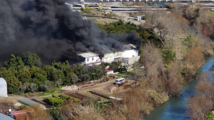 Alanya’da Korkutan Atölye Yangını
