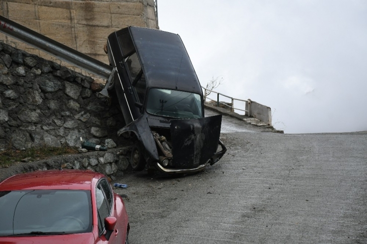Artvin’de Freni Patlayan Araç Kaza Yaptı