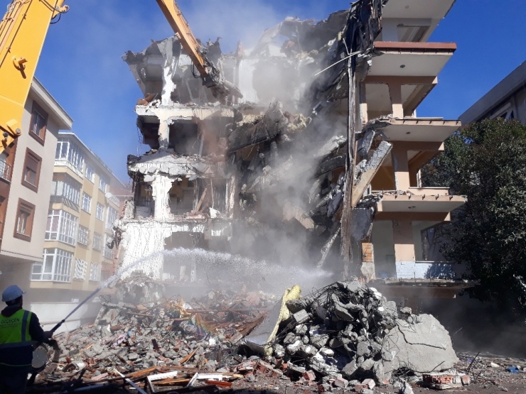 Bahçelievler’de Ağır Hasarlı Binaların Yıkımına Devam Ediliyor