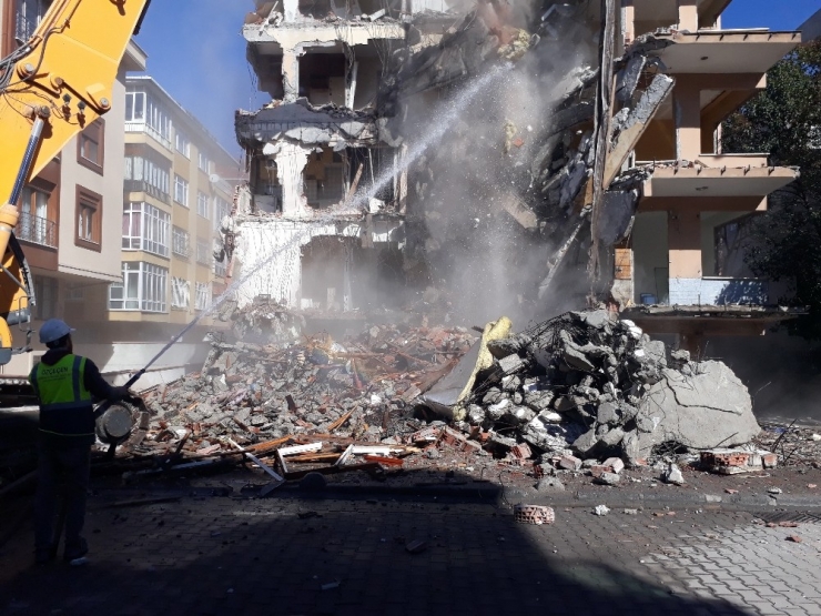 Bahçelievler’de Ağır Hasarlı Binaların Yıkımına Devam Ediliyor