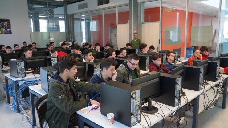 Başakşehir’de Gençler Dijital Geleceğe Hazırlanıyor