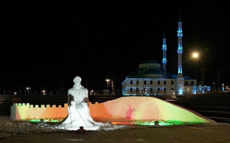 Bâbertî Külliyesinde Yapılan Kardan Heykellere Yoğun İlgi