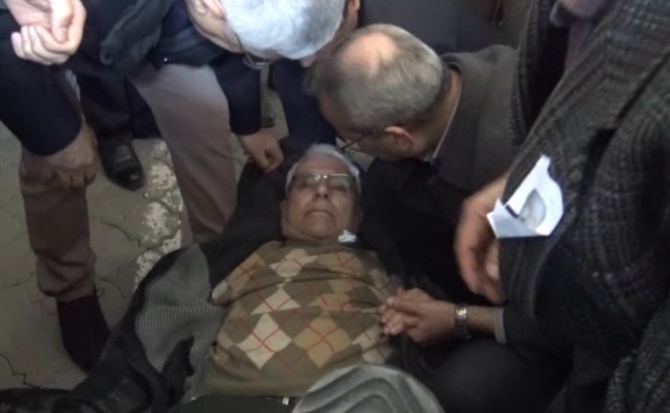 Doktor Başkan, Cenazede Rahatsızlanan Kişiye İlk Müdahaleyi Yaptı