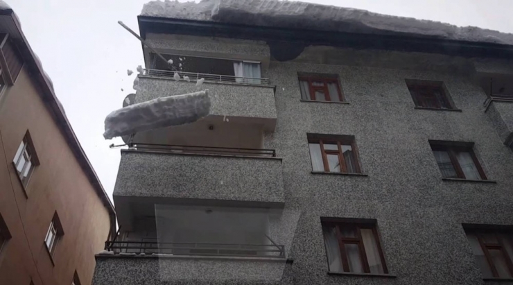 Tonlarca Ağırlıktaki Kar Kütlesinin Altında Kalmaktan Son Anda Kurtuldular