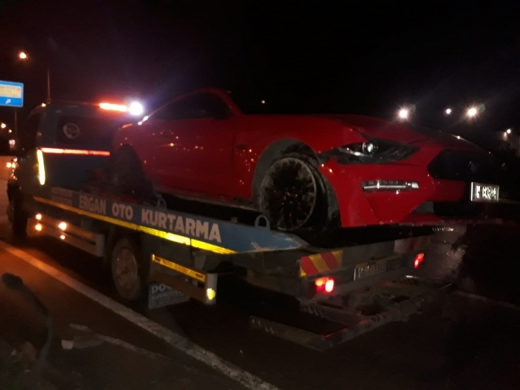 Lüks Otomobil Karşı Şeride Geçti: 2 Yaralı