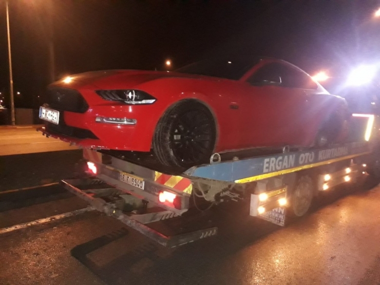 Lüks Otomobil Karşı Şeride Geçti: 2 Yaralı