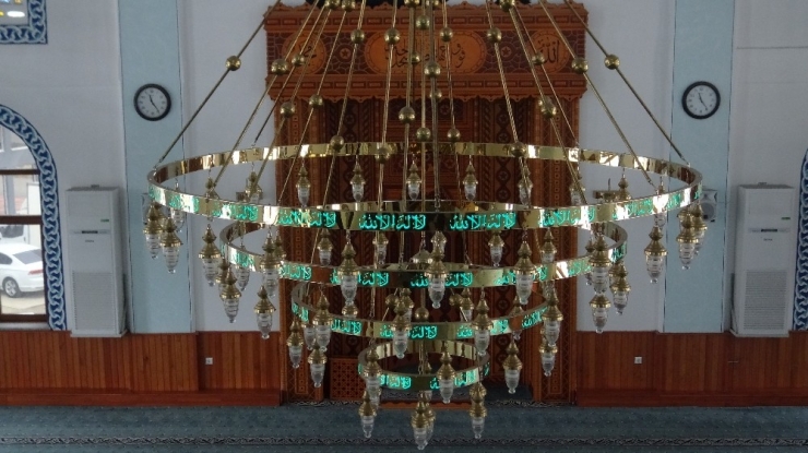 Hatlı Avizelerle Camiler Işıl Işıl