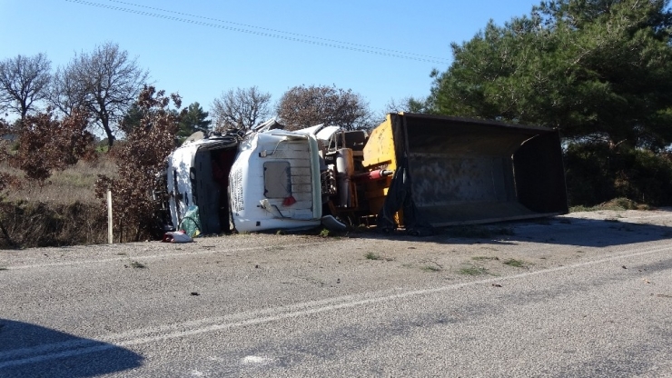 Çanakkale’de Kamyon Devrildi: 1 Yaralı