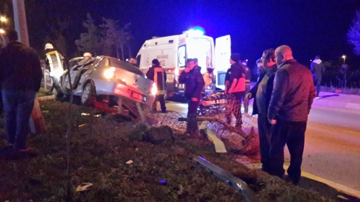 Önündeki Aracı Sollamak İsterken Orta Refüje Çarptı: 1 Yaralı