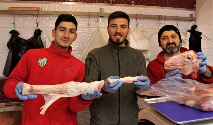 Canan Karatay Gündeme Taşıdı, Vatandaş Sakatatçılara Akın Etti